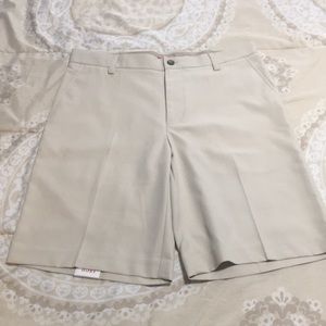 Izod beige shorts